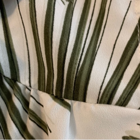 A NEW DAY Sleeveless Button Up Blouse Cream Green Fern Print Women’s Med NWOT - Picture 3 of 10